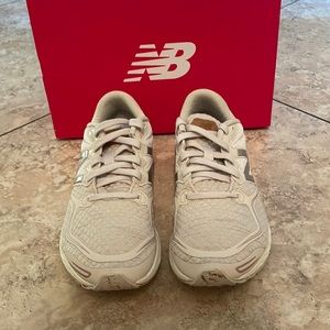 New Balance Women’s Tennis Shoes Athletic Shoes White Size 5W Running NEW!!!